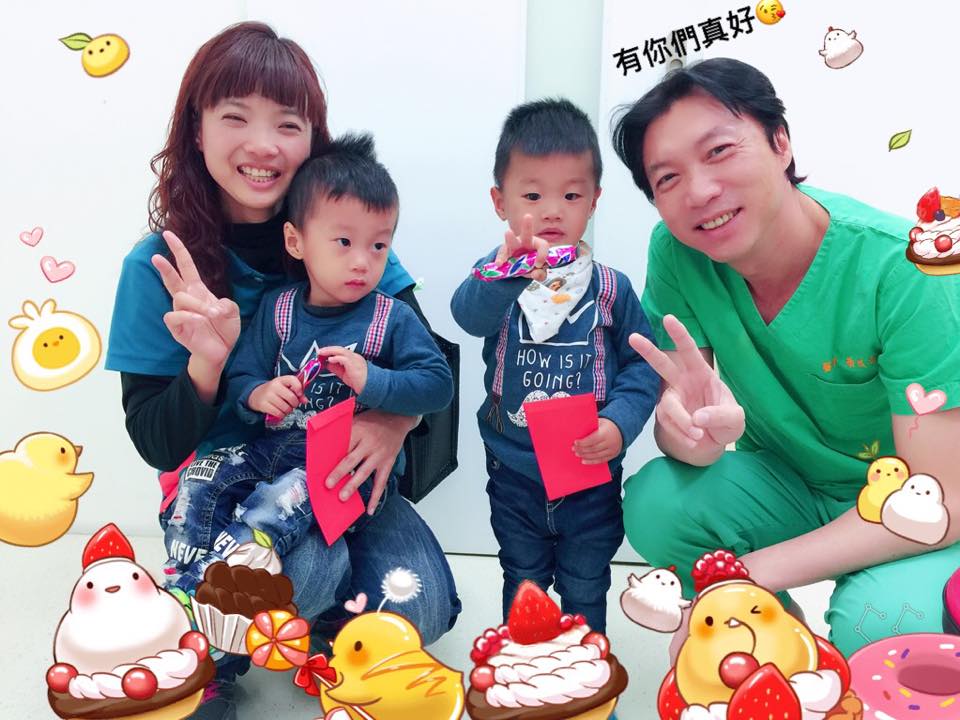 看到甜姐兒媽咪以一打二之姿 覺得母愛好強大啊 