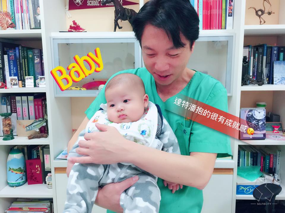 佔達特潘的胸膛 幸福捏 !把拔麻麻養的真好～好滿足呦